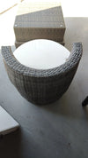 Un sillón con mesa para exterior