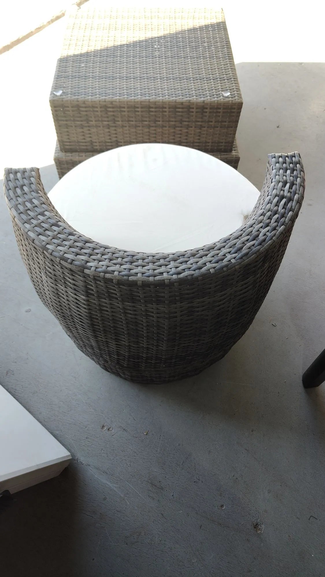 Un sillón con mesa para exterior