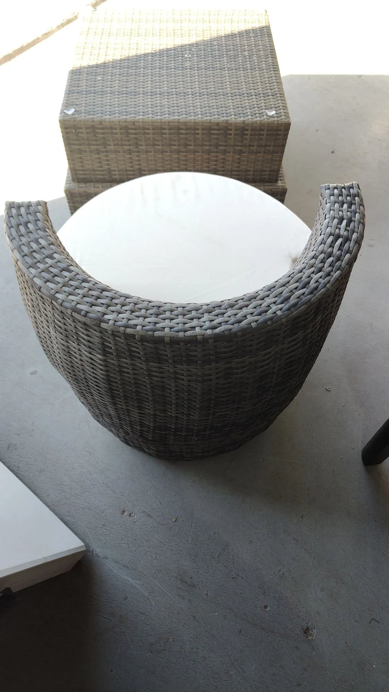 Un sillón con mesa para exterior