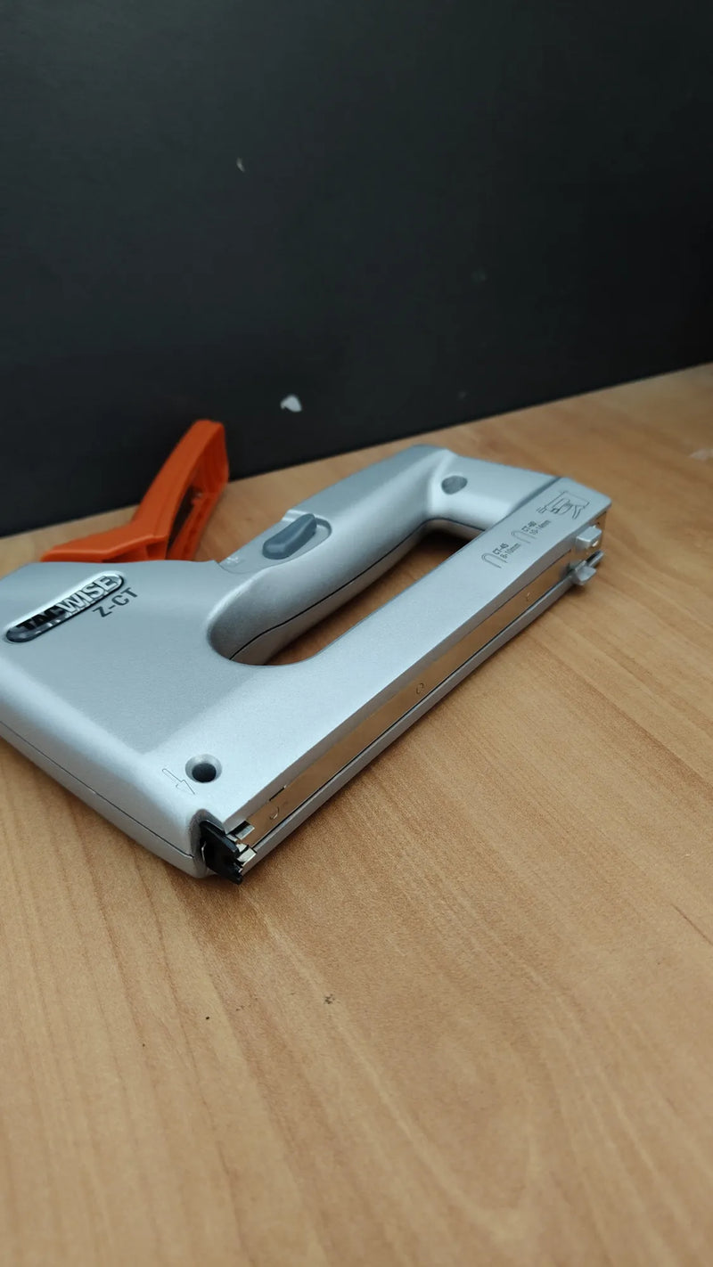 Grapadora Metálica para Cables con 4000 Grapas