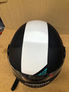 Casco de moto negro con visera