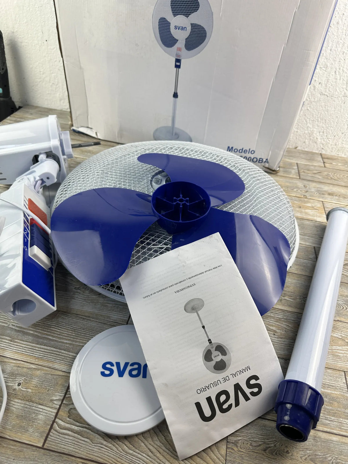 Ventilador de pie blanco