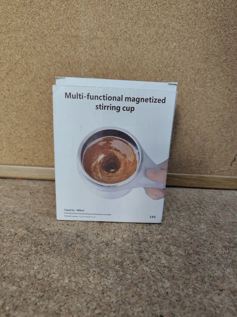 Taza de café con agitación magnética automática