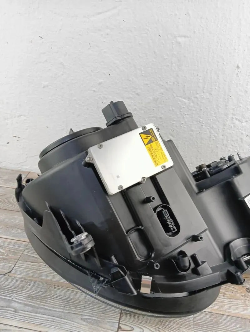 Faro principal Bi-Xenon HELLA