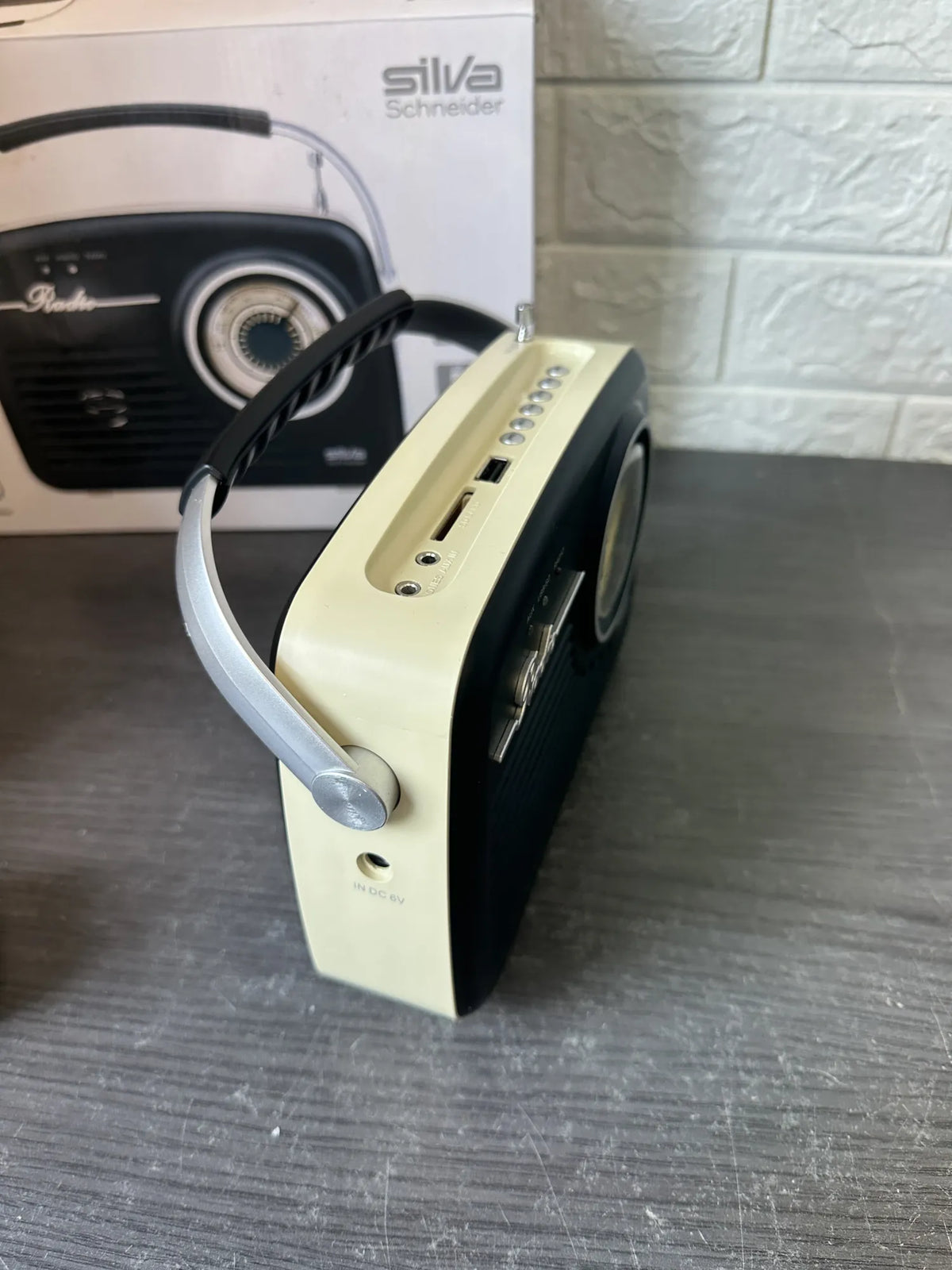 Radio con asa vintage