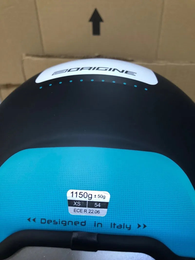 Casco de moto negro con visera