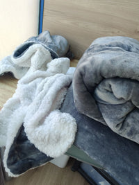 Manta reversible gris oscuro con lana
