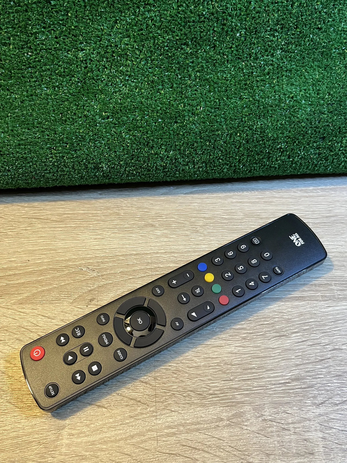 Televisor con control remoto universal One For All