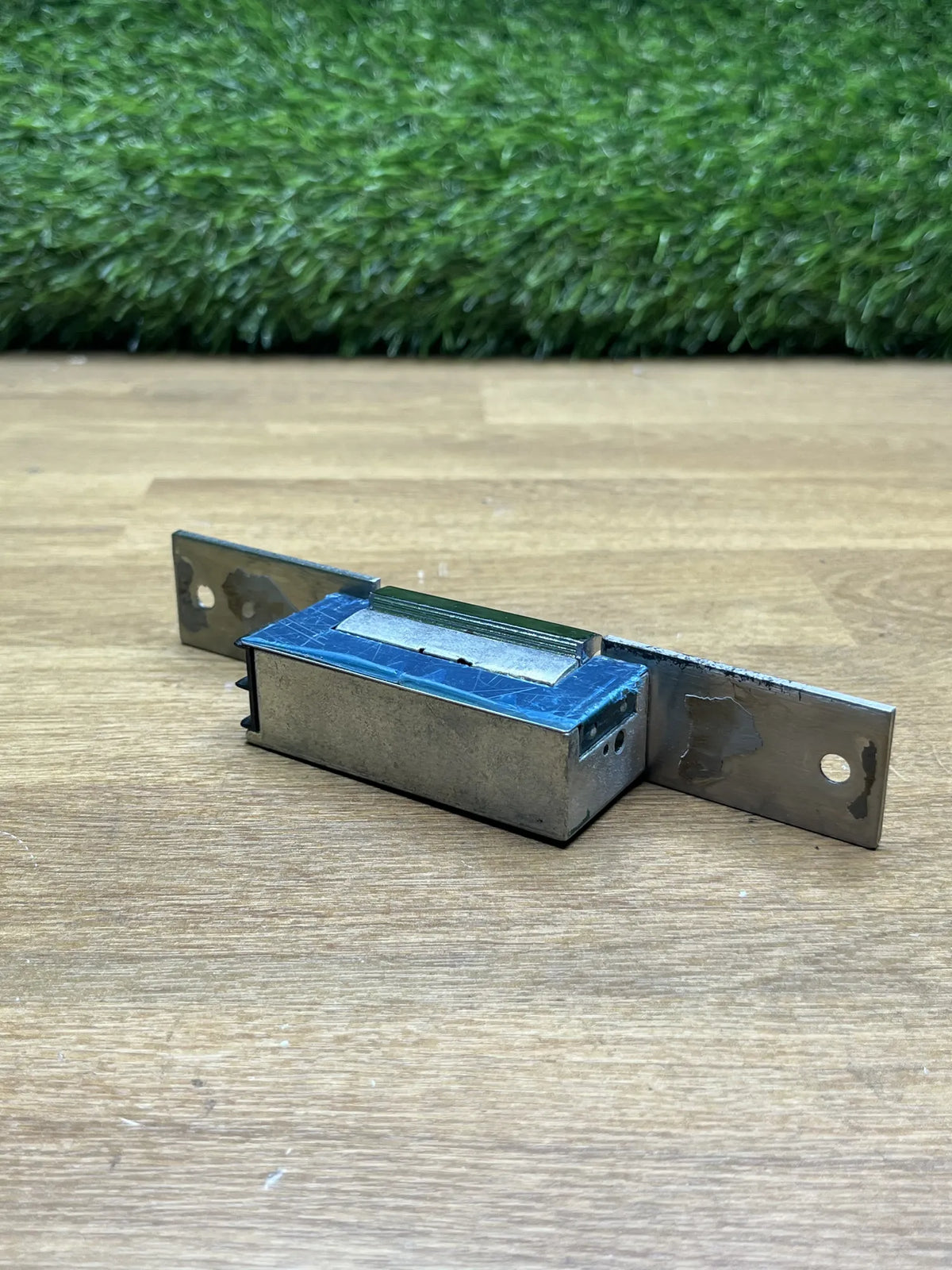 Abrepuertas Eléctrico de Embutir para Puertas Amig