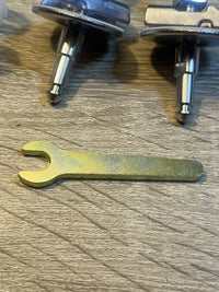 Juego de bisagras para tapa de inodoro Ideal Standard