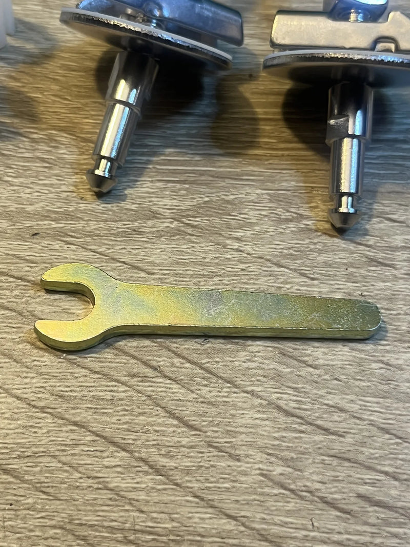 Juego de bisagras para tapa de inodoro Ideal Standard