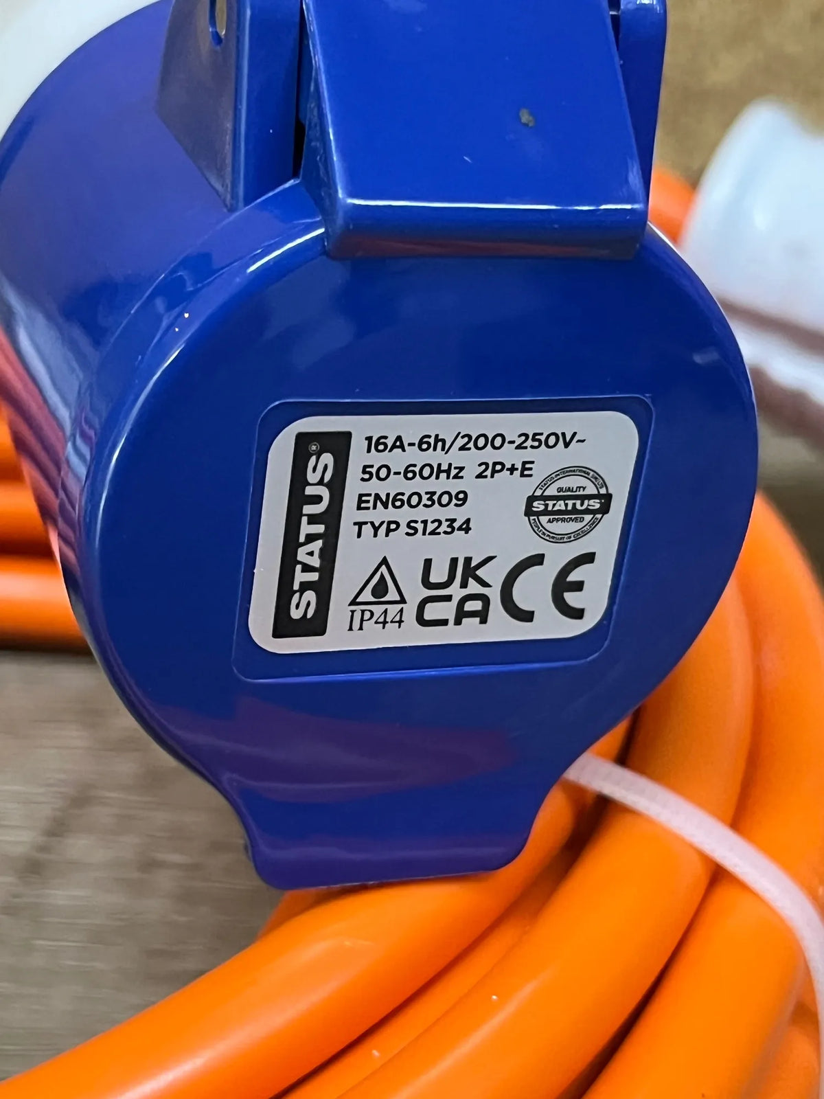 Enchufe Industrial CEE Azul 16A 2P+E 200-250V STATUS