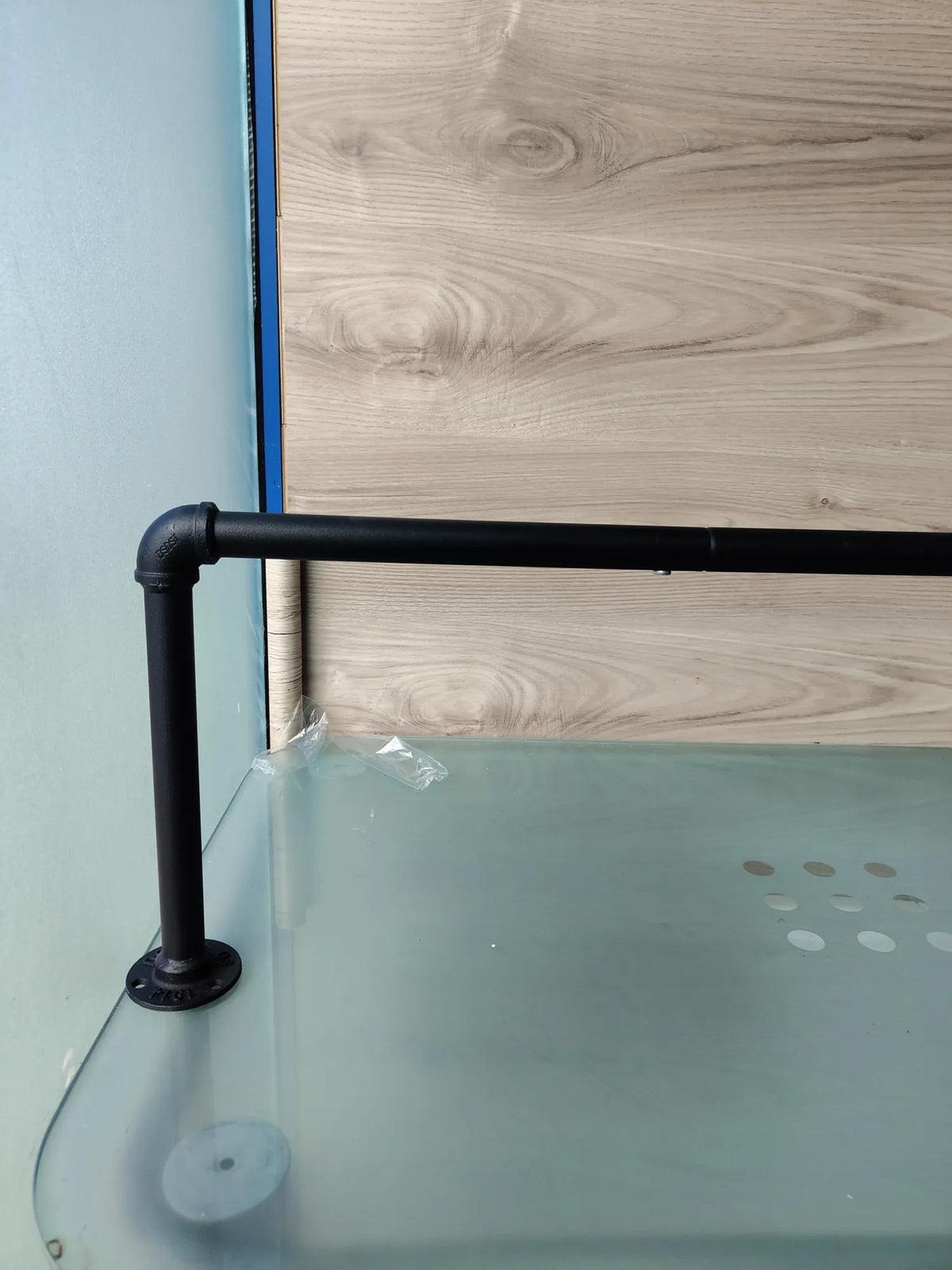 Perchero de ropa metálico de pared