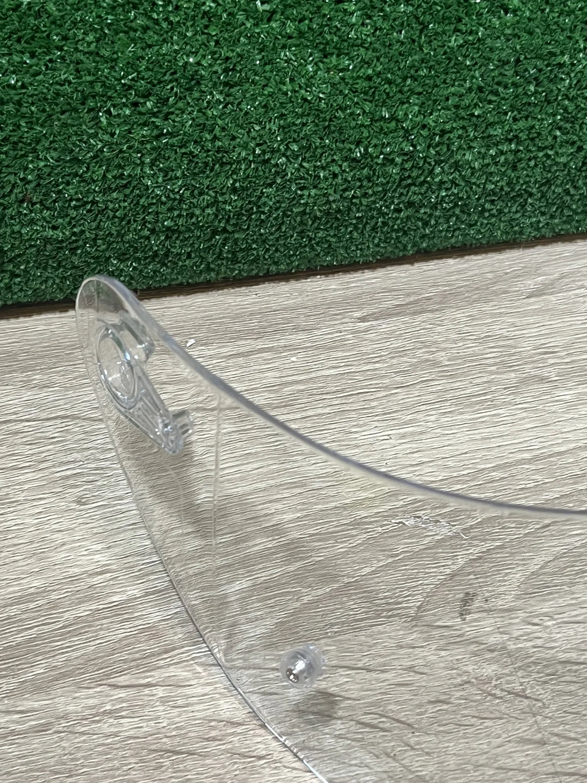 Visera y protector contra el viento