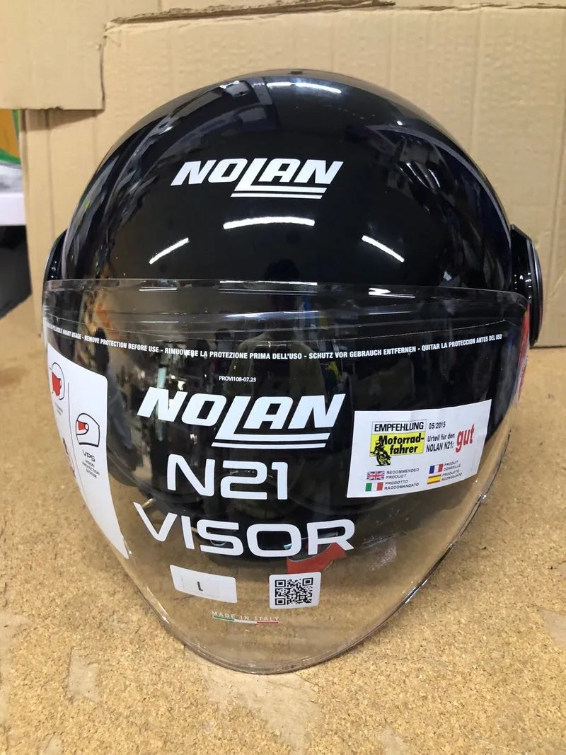 Casco de moto negro con visera Nolan