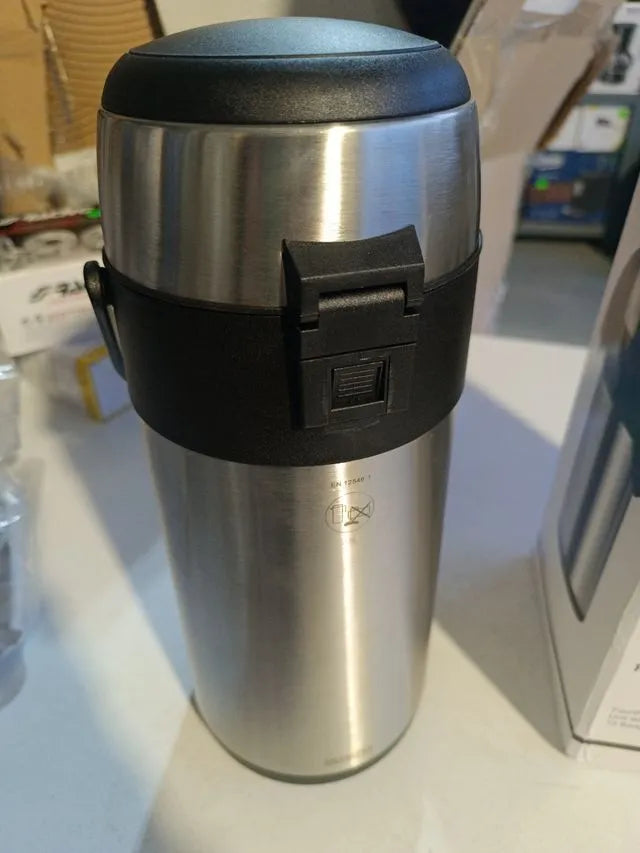 tetera de acero inoxidable Olympia Airpot, con infusor