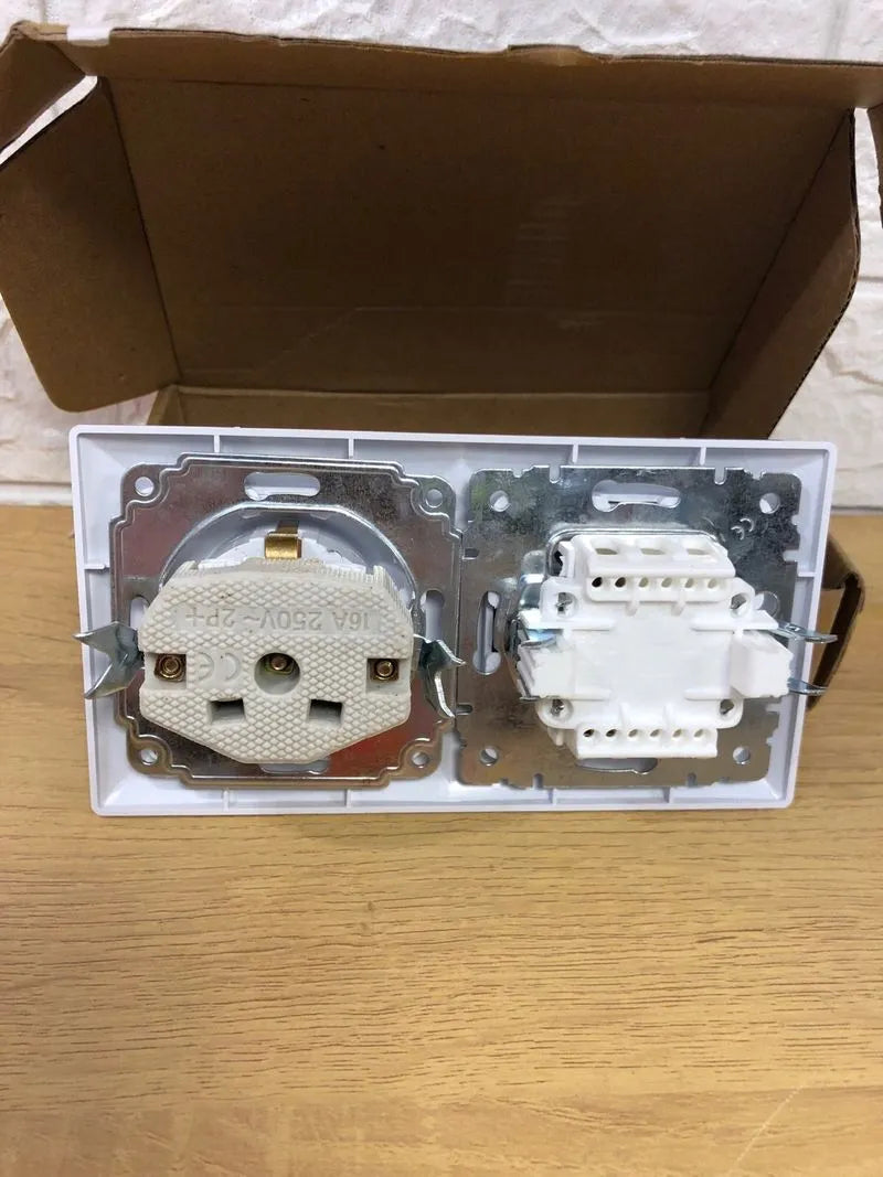 Interruptor doble con base schuko