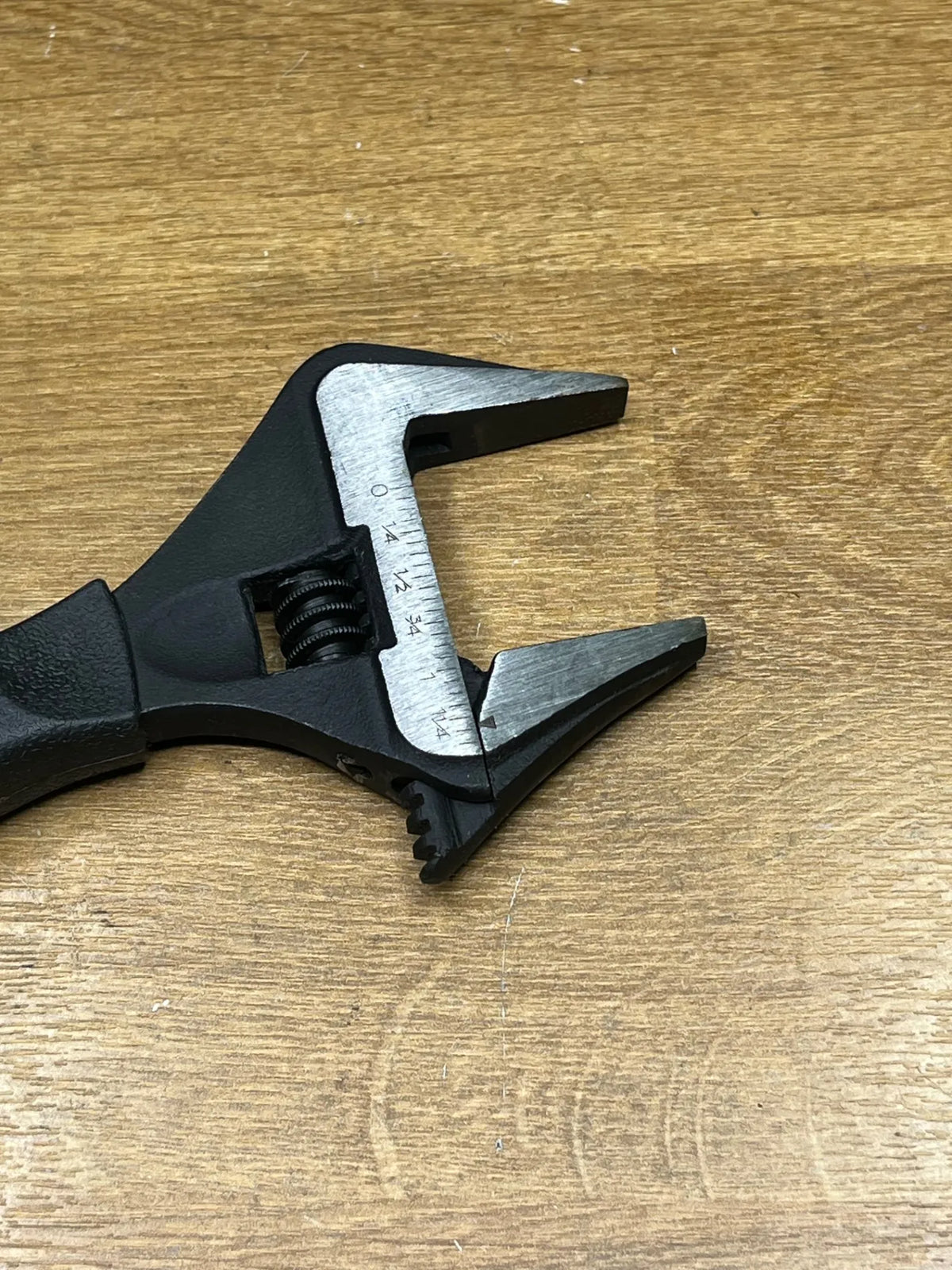 Llave de boca ancha ajustable para fontanería Amazon Basics