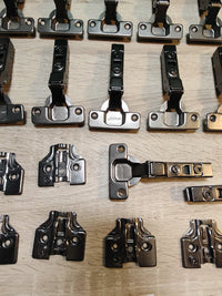 Kit de bisagra recta X91 con cierre suave y suplemento Emuca
