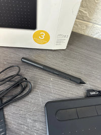 Tableta Gráfica Wacom Intuos Small con Lápiz Negro