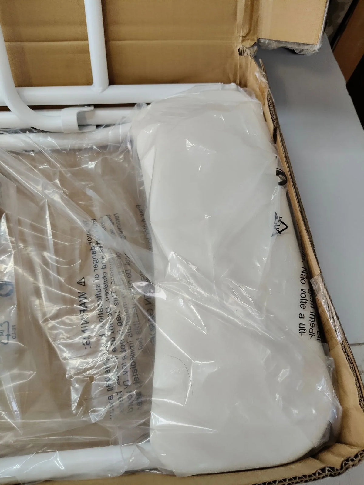 Taburete Plegable con Respaldo - AMAZON BASICS