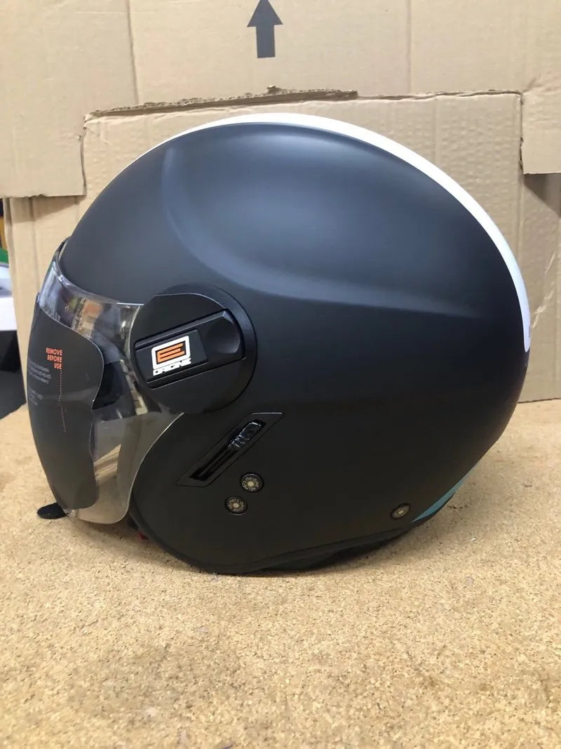 Casco de moto negro con visera
