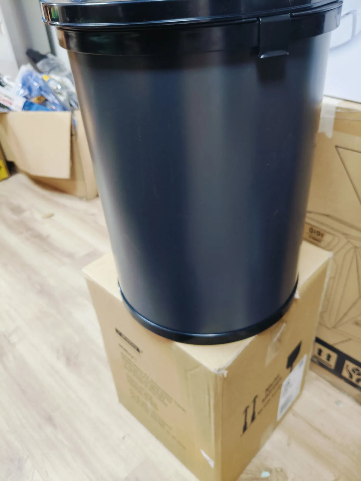 Cubo de basura para puerta